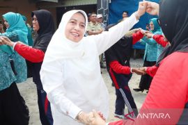 Wakil ketua TP Posyandu  Sumut hibur lansia di Batu Bara