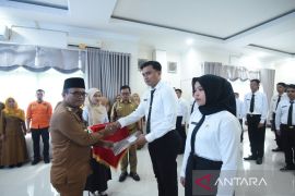 Wali Kota Padangsidimpuan serahkan 43 SK CPNS 2024