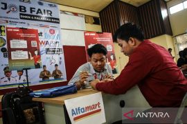 Disnakertrans Kalteng fasilitasi masyarakat akses ratusan lowongan kerja