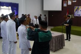 Bupati HSS ambil  sumpah dan janji kepala desa PAW