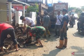 Kodim 0509/Bekasi lakukan kegiatan serbuan teritoria bersihkan saluran air