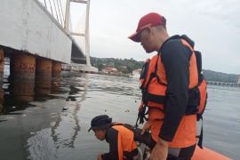 Tim SAR cari perempuan yang lompat di jembatan Teluk Kendari