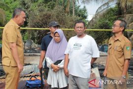 Satu rumah di Meranti terbakar, Wabup Muzamil segera serahkan bantuan ke korban