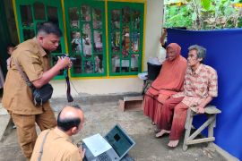 Disdukcapil Agam rekam data KTP-EL ke rumah warga bantu dapatkan Adminduk (Video)