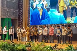 Menteri ATR/BPN serahkan sertifikat tanah ulayat dan wakaf di Sumbar