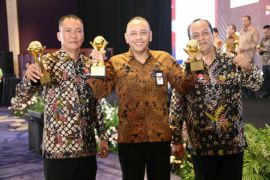 Wali Kota Tegal raih penghargaan "Top Pembina BUMD 2025"