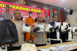 Polda Riau amankan 12,8 kilogram sabu yang akan dibawa ke Surabaya