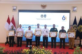 Kakanwil Ditjenpas beri penghargaan ke UPT dan petugas pemasyarakatan terbaik