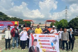 Anggota DPR beri bantuan alat pertanian bagi petani di Tulangbawang