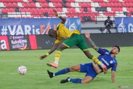 Laga penuh gengsi antara Arema melawan Persebaya berakhir seri 1-1