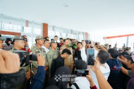 Bupati Batubara sambut aksi damai warga Kampung Kelapa dengan penuh keakraban