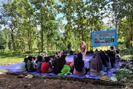 Menghidupkan tradisi mendongeng, mengeratkan kembali hubungan emosional