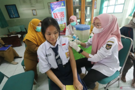 Cegah kanker serviks, Siswa SD kelas V-VI di Mataram dapat vaksin HPV