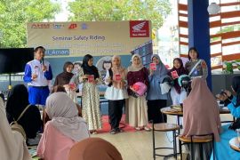 Seminar "Kartini muda tetap cantik dan #Cari_Aman di setiap perjalanan"