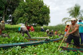 Camat LAU kerahkan warga gotong-royong bersihkan sungai tertutup sampah