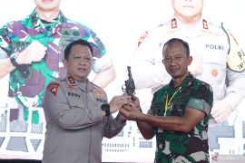 Pangdam Pattimura serahkan senjata dan amunisi sitaan ke Polda Maluku