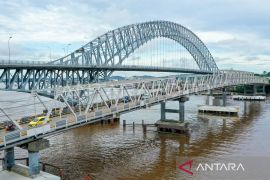 Lintasan kapal bawah Jembatan Mahakam  ditutup sementara demi keselamatan