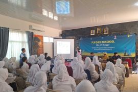 Srikandi PLN UP3 Belitung edukasi keselamatan ketenagalistrikan dan layanan PLN Mobile di SMAN 1 Manggar