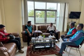 Jalin silaturahmi dengan Bupati Pasaman Barat terpilih, PLN eratkan sinergi dan berikan Penghargaan PJU