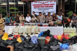 Polres Ternate musnahkan ribuan liter minuman keras hasil sitaan