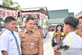 Momen haru, Kadisdik Kalteng berikan sepatu sendiri untuk siswa SMA 4 Palangka Raya