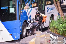 Nekat lawan arah jalur transjakarta, pengendara motor terhimpit bus di Dukuh Atas Jakarta