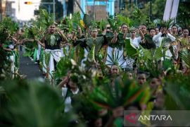 Begini penampilan penari berhias daun dalam Festival Solo Menari 2025