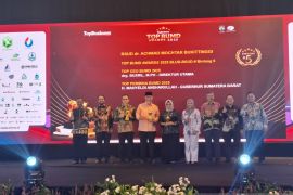 Gubernur Sumbar Terima Penghargaan Top Pembina BUMD Award 2025