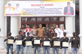 Polisi terima penghargaan Bupati Agara usai gagalkan peredaran narkoba