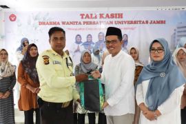 DWP Universitas Jambi salurkan tali kasih