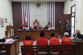 Pasutri jalani sidang perkara perantara pengiriman 1,4 kilogram sabu