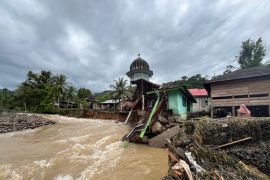 Banjir bandang terjang Sarolangun satu masjid nyaris rubuh