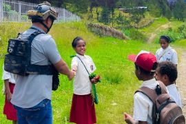 Personel Satgas Damai Cartenz sambangi pelajar saat patroli Distrik Ilaga