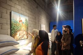 Pengunjung nikmati pameran seni di gilingan padi