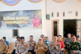 Polres OKU bedah rumah warga tidak  layak huni