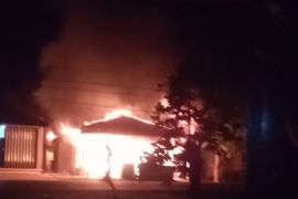 Satu unit rumah permanen di Pasaman ludes terbakar, lansia pemilik rumah jadi korban (Video)