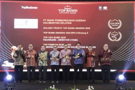 Bank Kalsel terima Golden Trophy TOP BUMD Awards 2025