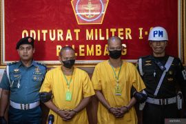 Penyerahan tersangka penembakan polisi di Lampung Page 1 Small