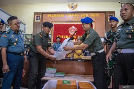 Penyerahan tersangka penembakan polisi di Lampung Page 2 Small
