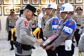 Polda NTT menggelar upacara pemecatan dan penghargaan anggota Polri