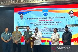 Bupati Manokwari wajibkan seluruh kampung bentuk koperasi merah putih