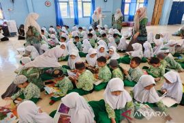 Kotabaru Dispersip fosters children's reading interest through storytelling