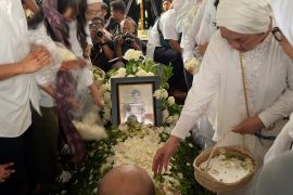 Begini suasana haru prosesi pemakaman Titiek Puspa