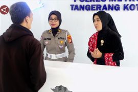 Polwan Tangerang Kota kenakan baju daerah saat layani pemohon SIM