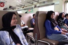 Berwisata naik kereta api jadi favorit warga Sumbar saat libur lebaran