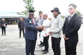 Pemprov Papua Tengah serahkan Kartu 'KO Sehat' warga binaan Nabire