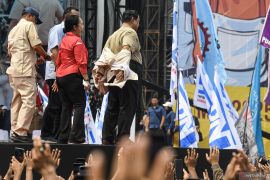 Prabowo lepas seragam safarinya saat lagu buruh berkumandang di Monas