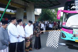 Sebanyak 12 jamaah calon haji Kediri tertunda berangkat karena visa