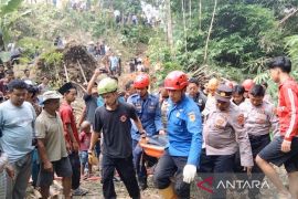 Seorang warga di Magelang meninggal tertimbun longsor