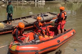 Tim SAR mengevakuasi jasad seorang pemuda hanyut di Sungai Deli Medan